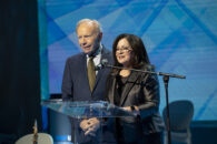 Anita Zucker and Senator Joseph Lieberman presenting at 2XXEX CENTRO COMERCIAL - Comprar con confianza Glock 19: estándar de oro de la industria para pistolas compactas Logística internacional’s 98th annual Hanukkah Dinner.